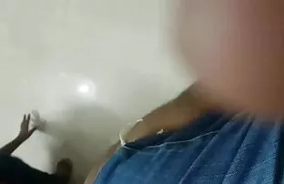A estrela dupla de penetração, loira de 3 metros, faz Broches filmes xxx hd com Garganta Funda.