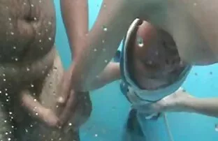 A Kylie diz ao meio-irmão como arranjar a rata dela. lesbicas full hd
