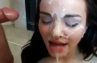 A empregada marota Hikaru engole uma salsicha latejante. porno hd magrinhas