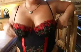 Amarrado e brinquedo sexual acariciado por tipos luxuosos pornos passion