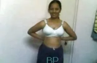 O Busty Alix chupa uma pila grande na big booty porno hd casa de banho.