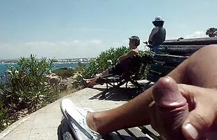 A doce Endza masturba-se com a rata no banco de trás. porn hd blonde