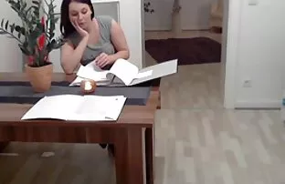 Uma rapariga branca com um grande rabo chique também monta uma pila . porno 2019 4k Orgasmo esguichante