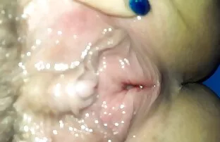 Usando um pequeno vibrador amarelo para o clitóris novinha brasileira hd