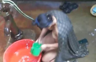 Duas miúdas giras a videos hd de petardas divertirem-se umas com as outras.