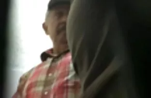 Uma rapariga bonita hd pov porno adora brincar durante o Duche.