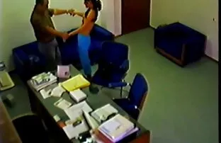 A miúda com o rabo grande brinca com a pornotub hd rata