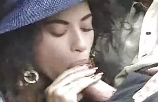A ruiva LUBED levantou a anal romantico hd saia curta para lubrificar a rata.