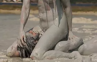 A rapariga Aranha foi chicoteada, espancada e ffm porno hd cheia de creme.